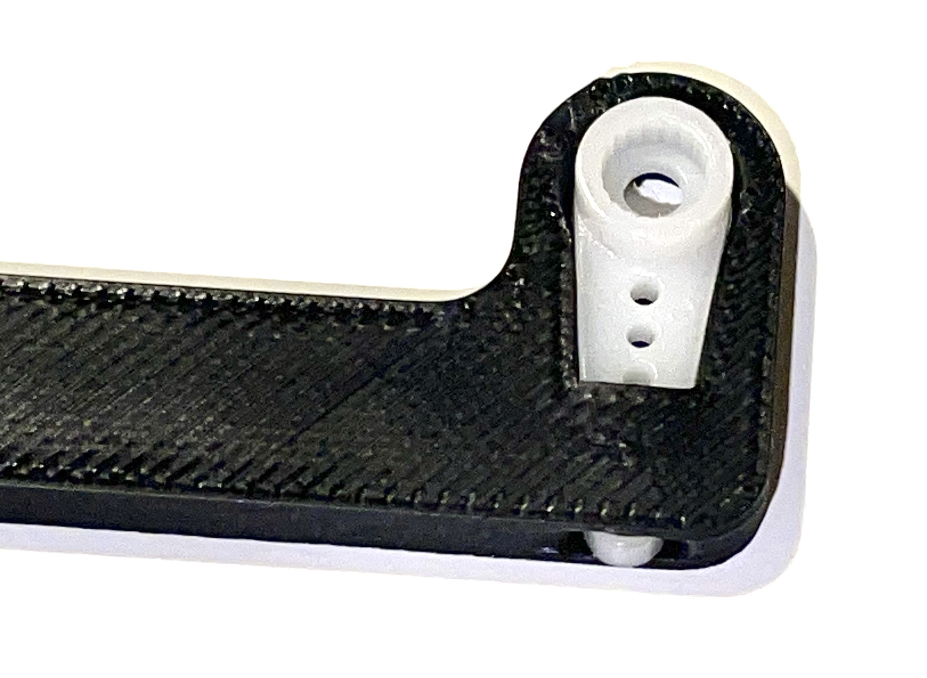 Servo horn (white piece) from the bag of servo accessories is installed in the servo arm